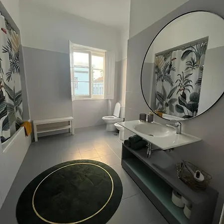 Daire Portas - Large - Center